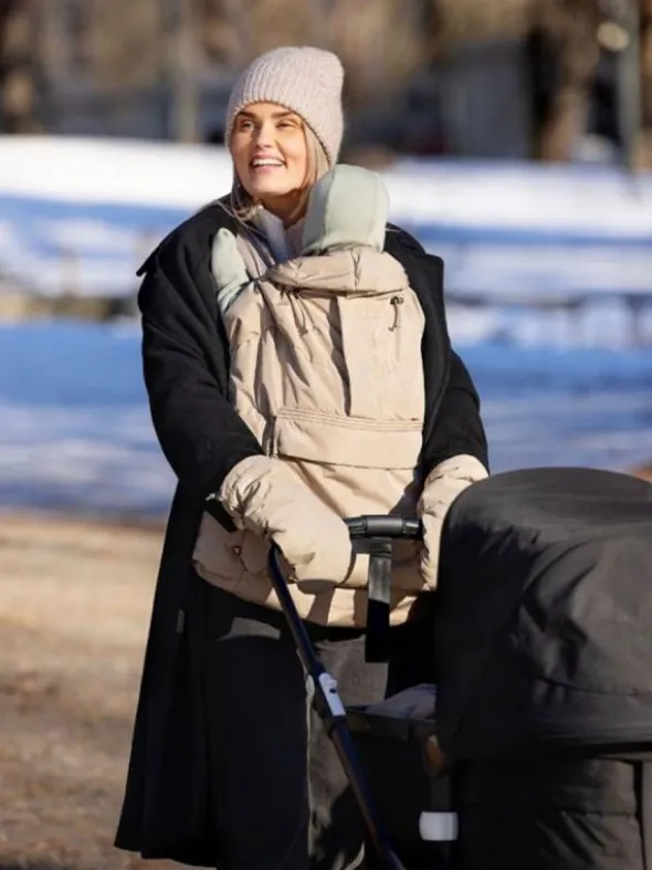 Voksi Carrier Cover – Kantorepun lämmin tuulisuoja vauvalle, Dark Sand